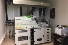 MSB 7010 MS CİHAZLARI İÇİN İZOLASYON KABİNLİ / HAVALANDIRMALI TEZGAH