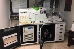 MSB 7010 MS CİHAZLARI İÇİN İZOLASYON KABİNLİ / HAVALANDIRMALI TEZGAH